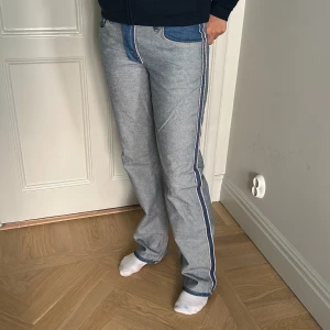 Coola jeans! - Säljer dessa skit snygga jeans då de inte kommer till användning. Jeansen är från Weekday och har as coola detaljer så unika🥰 hör av er vid frågor! Säljer för 600😇