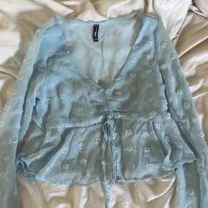 Blus  - Mycket fin blus hade önskat men är lite liten nu tyvärr så får inte på mig dem tyvärr, den är rätt tajt men mycket fin på. Mycket fint skick