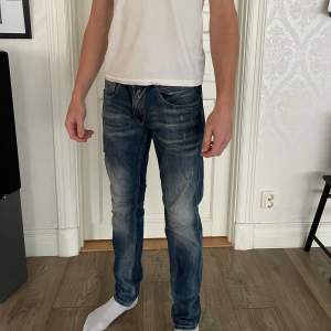 Repaly jeans  Storlek 34 fits 33/32  Skick 8/10  Modellen är 188cm lång och väger 75kg (stor i midjan) 