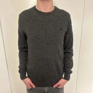 Snygg Ralph Lauren sweatshirt i storlek L men passar M, skick 9/10, använd ett fåtal gånger. Material: 100% merinoull. Personen på bilden är 181 cm lång och väger 68 kg. Om du har funderingar kontakta oss privat.