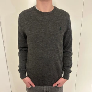 Ralph Lauren 100% merinoull  - Snygg Ralph Lauren sweatshirt i storlek L men passar M, skick 9/10, använd ett fåtal gånger. Material: 100% merinoull. Personen på bilden är 181 cm lång och väger 68 kg. Om du har funderingar kontakta oss privat.