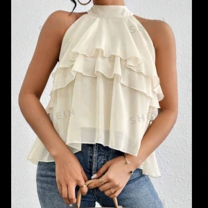 Beige topp med volang   - (LÅNADE BILDER)  super snygg topp, som tyvärr är för liten, aldrig använd!🤩