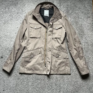 J.lindeberg jacka - Riktigt fet j.lindeberg jacka i väldigt bra skick. Passar som S. Nypris är på runt 4000. En gammal design men riktigt fet nu till vintern och hösten!!