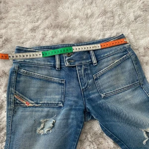 Diesel jeans  - Säljer ett par sånna hära diesel jeans fast med två hål på (ser annars exakt like dana ut!) aldrig använda så är i toppen skick! Pris kan diskuteras, men köp direkt för 700kr!🤍🤍