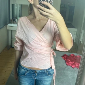 Blus - Säljer denna fina rosa blusen💞 Använt ett få tal gånger men är i god skick! 