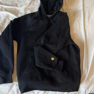 Svart Carhartt hoodie - Sart carhartt hoodie, strlk S, äkta Knappt använd topp skick Kan gå ner i pris vid snabb affär