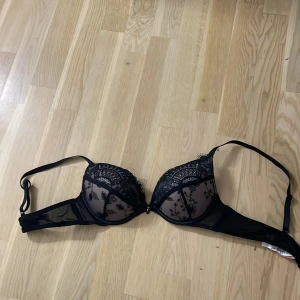 Hunkenmöller push up bh - Push up bh ifrån hunkenmöller i kupa 75A färg svart och beige använd 2 gånger så den är väldigt ny ❣️den har en söt liten svart rosett i mitten 