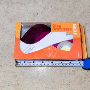 Tejphållare - Helt ny, oöppnad tejphållare. En rulle tejp medföljer. 