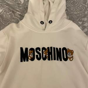 Moschino hoodie I storlek L men den är mindre i storlek passar stl S kan även passa M