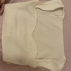 2 tshirts - köp två vita t shirts croppade 