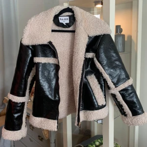 Skinnjacka med päls storlek S - Oversized fit, storlek S. Så cool från Na-kd 
