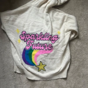 From future hoodie - Jätte fin hoodie i bra skick. 100% kashmir. Köptes för 2700 i julas och nästan aldrig använd 