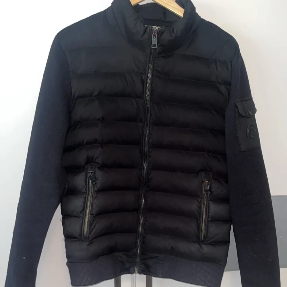 Hel svart moncler cardigan, storlek S men passar M, använt under våren,kommer inte till användning längre.. Jackor.