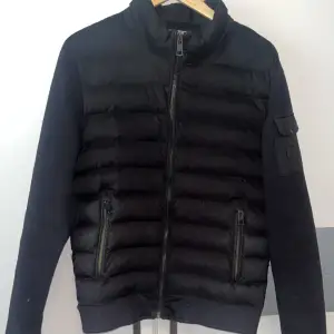 Hel svart moncler cardigan, storlek S men passar M, använt under våren,kommer inte till användning längre.