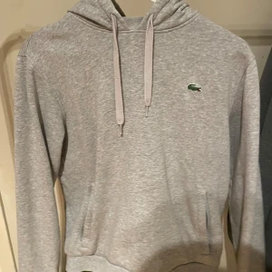 Lacoste hoodie grå - Lacoste hoodie i grå färg. Storlek S. Skick 8/10. Passar dig mellan 170-180.