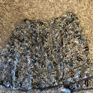 Snygg mönster kjol💞✌🏼Zadig kjol💓 - Denna kjolen e så unika o jätte cool priset kan diskuteras 💞💞 den e från Zadig Volitre 