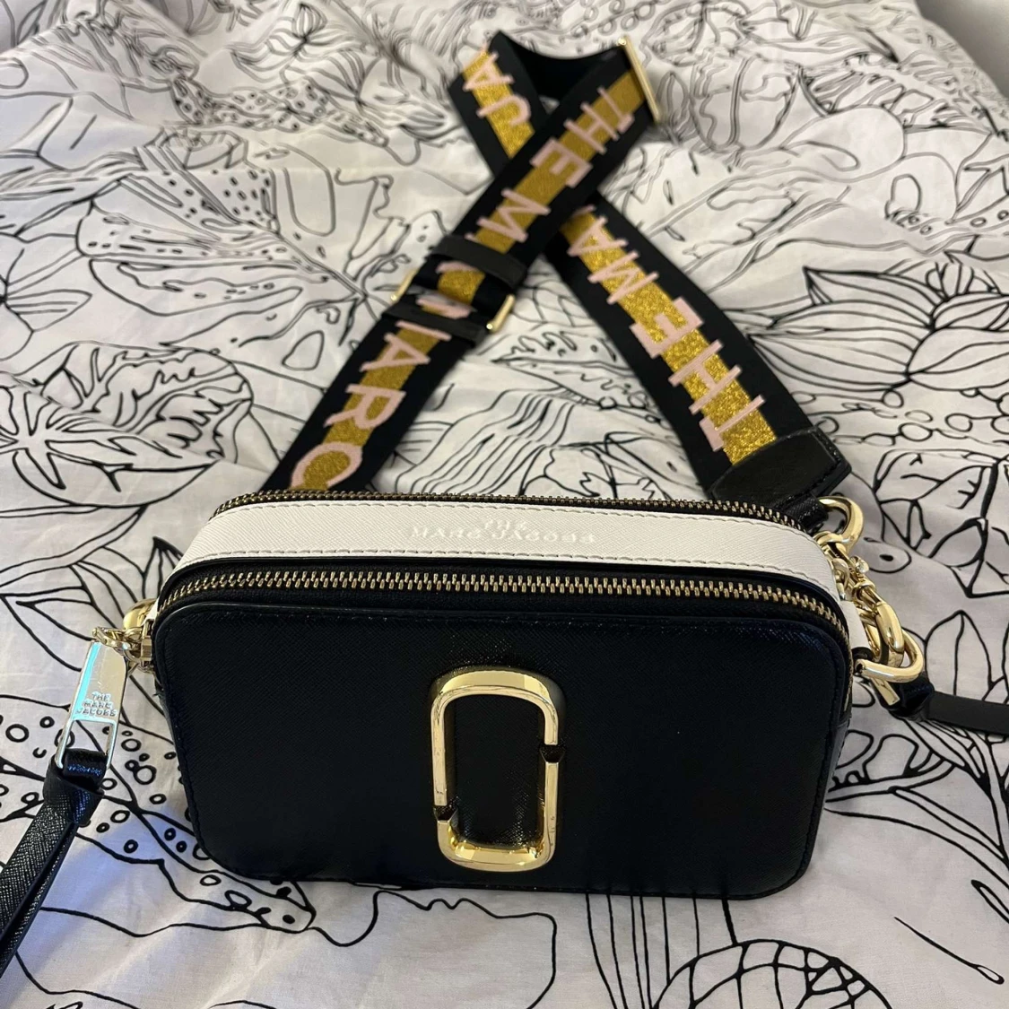 Äkta Marc Jacobs - elegant väska med gulddetaljer, sparsamt använd