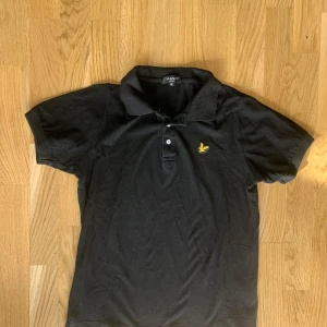 Pikétröja - Vintage pikétröja från Lyle & Scott. Storlek M. Mycket bra skick, inga defekter. 