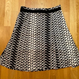 Svart och vit mönstrad kjol i strl 38 från Inwear, modell Olivialisa - Svart och vit mönstrad kjol i strl 38 från Inwear, modell Olivialisa.  Sparsamt använd och förutom två små ljusare fläckar är kjolen i fint begagnat skick.  Mått Midjan: ca 41 cm Total längd: ca 61 cm  75% bomull och 25% viskos 