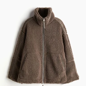 Brun teddyjacka med dragkedja - Säljer en supermysig brun teddyjacka .  I ny skick oanvänd med prislapp kvar. 