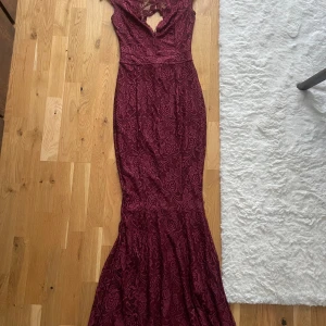 Balklänning  - Aldrig använd, i jättefint skick. Klänningen är tajt men utsväng vid fötterna och dragkedja baktill.