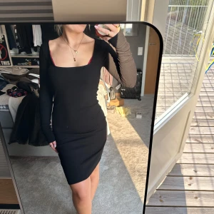 Klänning NAKD - Svart, ribbad, mellanlång klänning från NAKD i storlek S. Använd endast en gång. Hör av er för frågor!!!