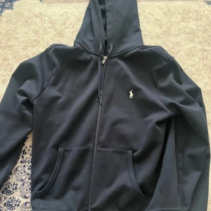 Polo Ralph Lauren - Hej! Här säljer jag min äkta Polo Dress köptes från NK men har tyvärr inte kvar kvitto den har använts sparsamt och är i perfekt skick byxorna storlek M koftan S Kan mötas upp Stockholm! Priset kan gå ner vid snabb affär 😁