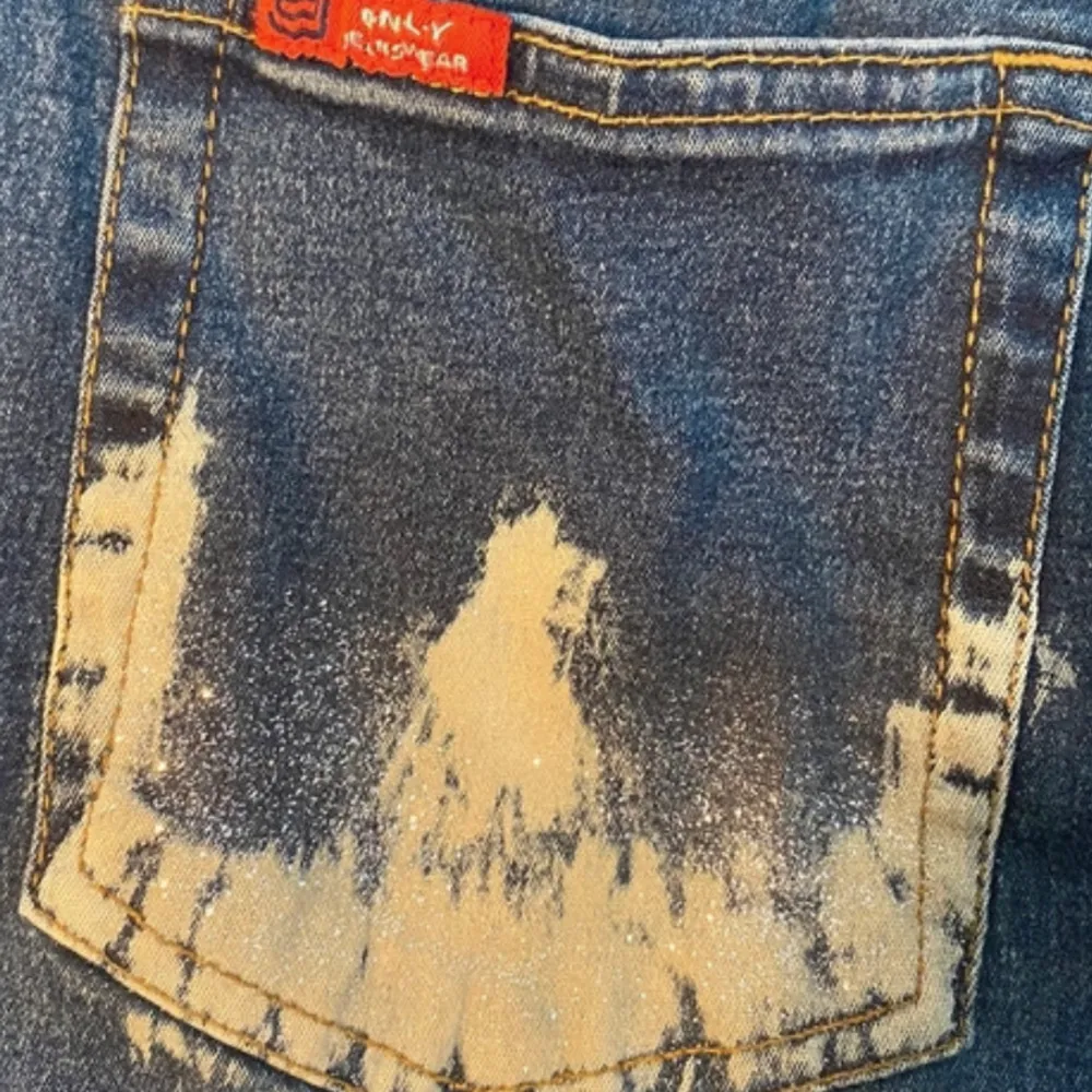 Säljer ett par coola jeans från ONLY i storlek 38. De har ett snyggt glittrickt tryck både fram och bak. Passar perfekt till både vardag och fest! SÅ snygga på (skriv för bild) :) . Farkut & Housut.