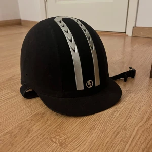 Ridhjälm  - Bra skick och bra material 