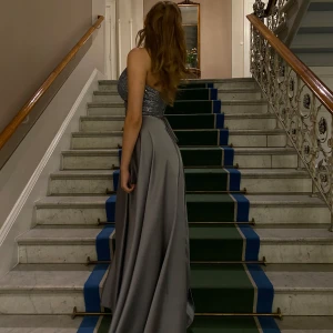 Balklänning  - En magiskt vacker balklänning som endast är använd vid ett tillfälle.  Materialet är 100% polyester. Jag är 166 cm lång 💞 Skriv för fler information!        Nypris 1900 men säljer för 1300