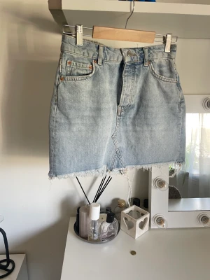 Jeanskjol  - Jenaskjol i storlek 34 från Gina Tricot