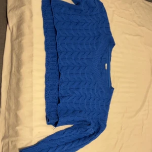 Massa olika kläder  - Hejsan nu säljer jag av lite kläder som har blivit för stort för mig.   Massa tröjor och 2 klänningar  Priser går från 50kr  Alla tröjor 50kr och 60kr för stickade klänningen.    Tröjor använda några gånger.   Finns i Åstorp