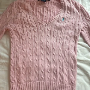 Jätte snygg ljusrosa Ralph lauren tröja💗 - Säljer min jätte fina ljusrosa Ralph lauren tröja i storlek M men passar även S, den kommer inte riktigt till användning då den är lite stor för mig (är storlek S)  Den är i jätte bra skick! Skriv för mer bilder och frågor💗  ‼️TVÄTTAS INNAN LEVERANS‼️