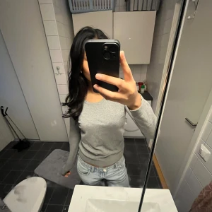 Grå långärmad tröja  - Gammal tröja från hm som är lite tunnare men fortfarande jätte skön!