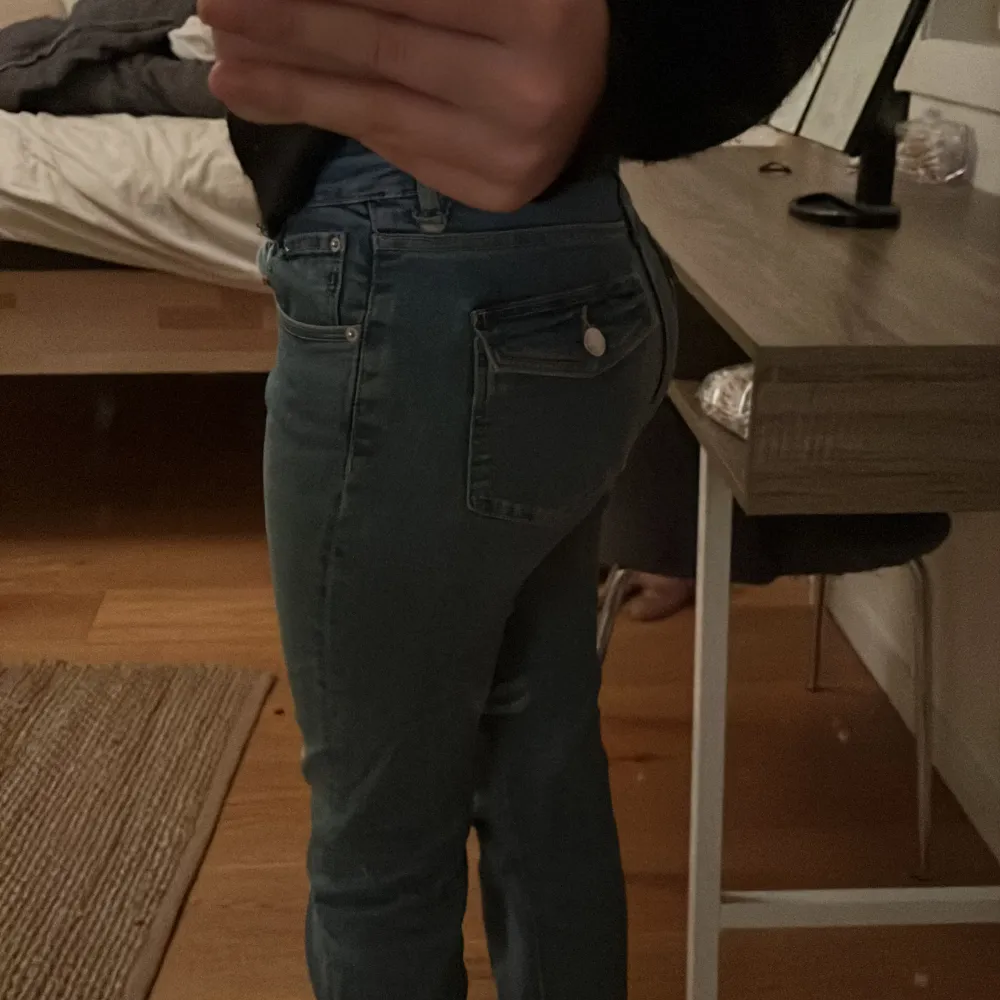 säljer dehär superfina jeansen som jag bara inte använder längre. Köpte för rätt längesen så de finns inte kvar att köpa ❤️. Jeans & Byxor.