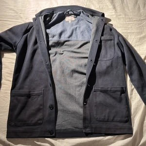Blå Woolrich overshirt - Mycket bra skick Den ser lite grå ut på bilderna men den är mer mörkblå Jag skickar med en extraknapp ifall det skulle behövas nån gång 