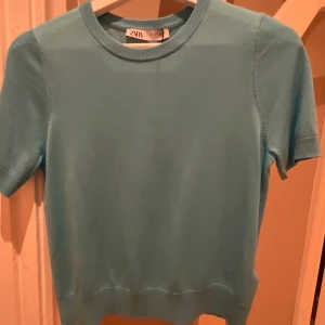 Tröja Zara - Säljer denna tröja från Zara💙Toppen är aldrig använd och har därför kvar prislappen💕Tröjan köptes för 329kr och jag säljer den för 200kr