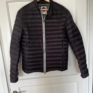 Colmar jacka - Colmar jacka perfekt till hösten! Jackan är i fint skick och är i storlek 50/M. Säljer pågrund av att jackan är för liten för mig. Hör av er vid frågor!