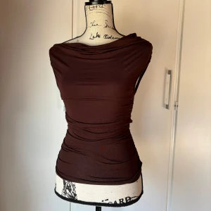 Off-shoulder topp - Brun superfin topp! Endast testad och aldrig använd🩷       Vintage retro cyber y2k archive aesthetic coquette cottage old money aesthetic 00 70 80 90 2000 goth stockholm office siren