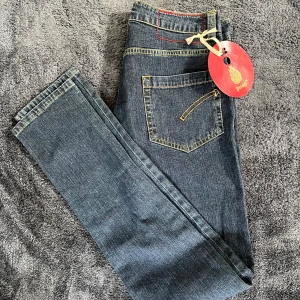 Dondup jeans - Säljer nu ett helt nytt par dondups i storlek 29, vid någon fundering är det bara att skicka ett pm, byten kan vara intressant.