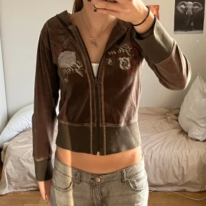 Vintage brun zip-up hoodie  - Supersöt brun zip-up hoodie i velour material. Använd få gånger men köpt second hand. I storlek 125, men passar xs 💕