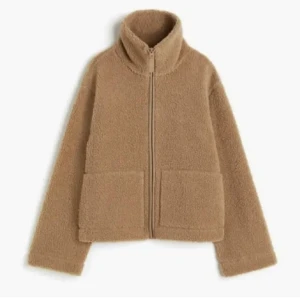 teddy jacka - Teddy jacka från hm passa bra till höst jacka i stolek s  Fråga gärna om mer bild.