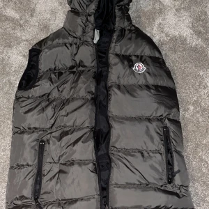 Moncler väst  - Säljer denna västen för den blir för liten