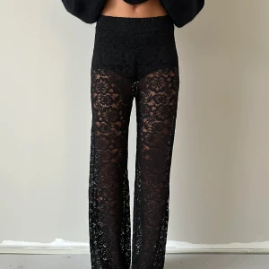 Spetsbyxor Design by si - Jättesnygga spetsbyxor från design by si. Säljer då de är för korta för min smak (jag är 173).  Perfekt till fest 