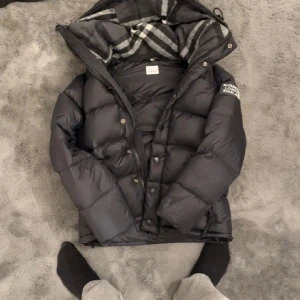 Burberry jacka/väst - Burberry jacka/väst. Jackan är helt ny. Skriv privat för fler frågor 🤝