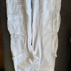 Vita cargos - Cargos köpta i 2023, använd ~3 gånger. Ett design hål vid smalbenet på höger eller vänster sida. Inga fläckar.  Priset kan diskuteras.