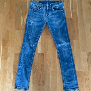 Dondup Jeans George - Säljer nu dessa as feta Dondup Jeans i modellen George! Tyvärr är skicket inte jättebra då en söm har gått upp och det är ett hål i skrevet (se bild 4). Nypris ca 3000kr, mitt pris 599kr. Vid snabb affär kan jag gå ner i pris. Hör gärna av dig!