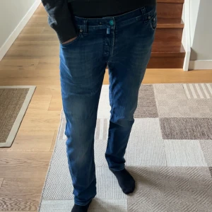 Jacob Cohën Jeans - Ett par riktigt snygga Jacob Cohën jeans i storlek 35. Nypris cirka 5000kr+, mitt pris ändast 799kr. Skick: 7/10. Om det finns några frågor skriv gärna