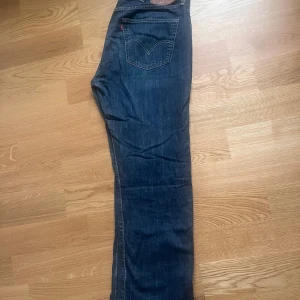 Levis jeans w38 L32 - Raka jeans, herr strl 38/32 Lite slitna nertill enligt bild. Levis 501