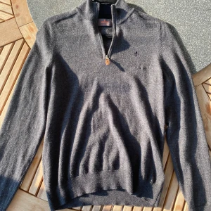 Morris Half Zip - Storlek M Använt sparsamt i 4 månader och inga missfärgningar bara en liten skroma vi bröstet.  Nypris: 1700kr